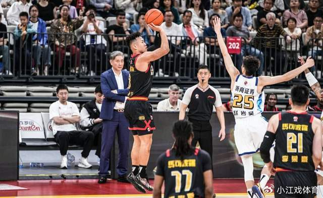 23投砍32分并命中5记三分，贺希宁成深圳胜负手，